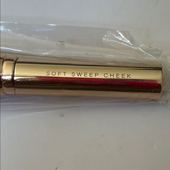 bareMinerals Soft Sweep Cheek Makeup Brush - Rose Gold Handle - SEALED - Picture 4 of 5